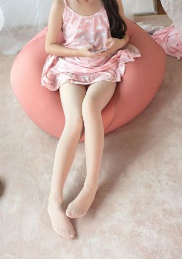 他揉捏她两乳不停呻吟小视频