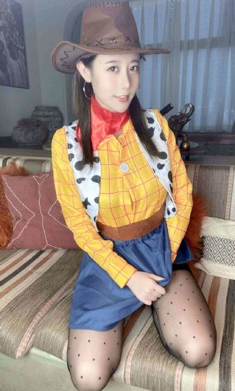 摸进她的内裤里疯狂揉她.视频
