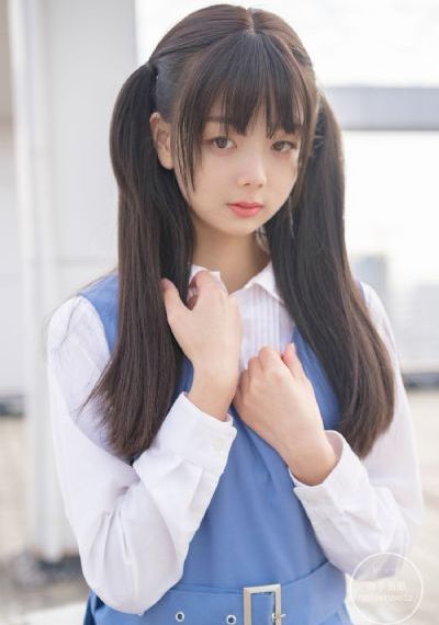美女把胸全部露出